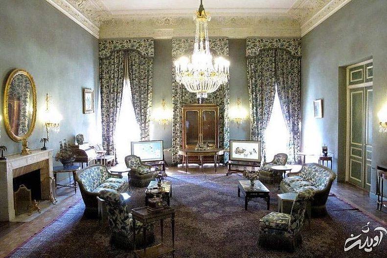 نمای داخلی کاخ اصلی سعد آباد با مبلمان و لوستر کریستال و پردههای نقره باف